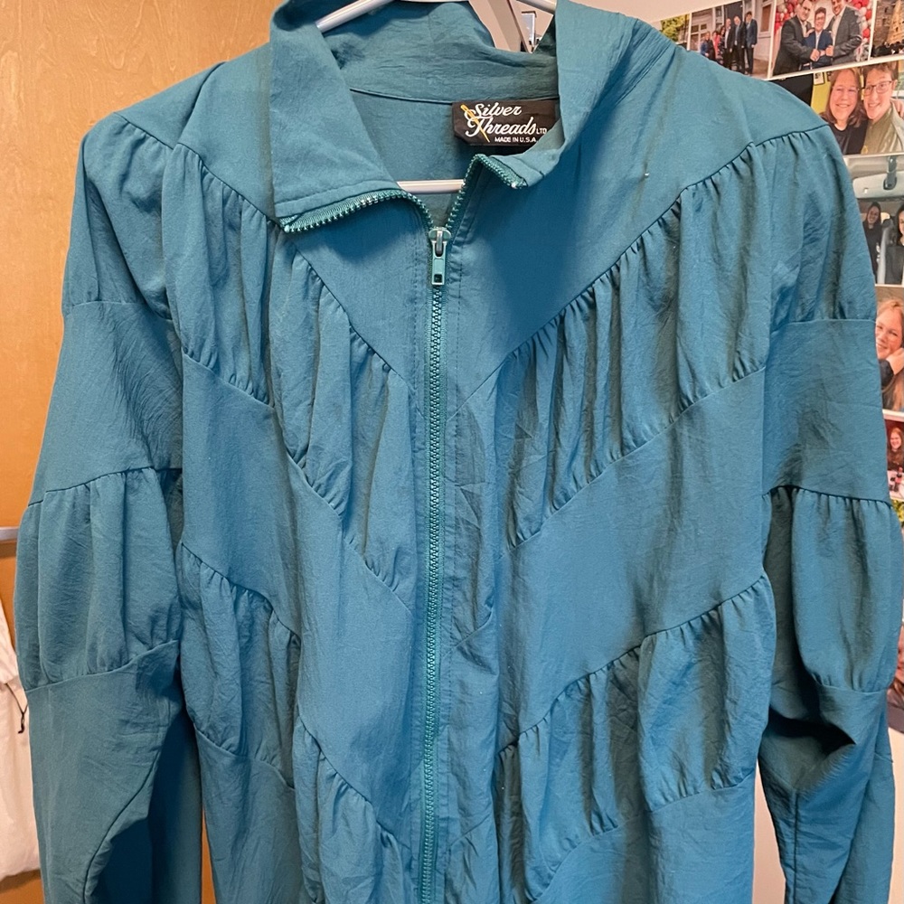 Vintage windbreaker with padded shoulders. Turquoise color. Working zip